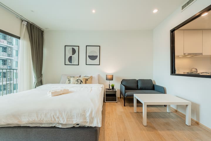 Bangkok Bliss | Work-Ready 1BD | Fiber | BTS 2 Min