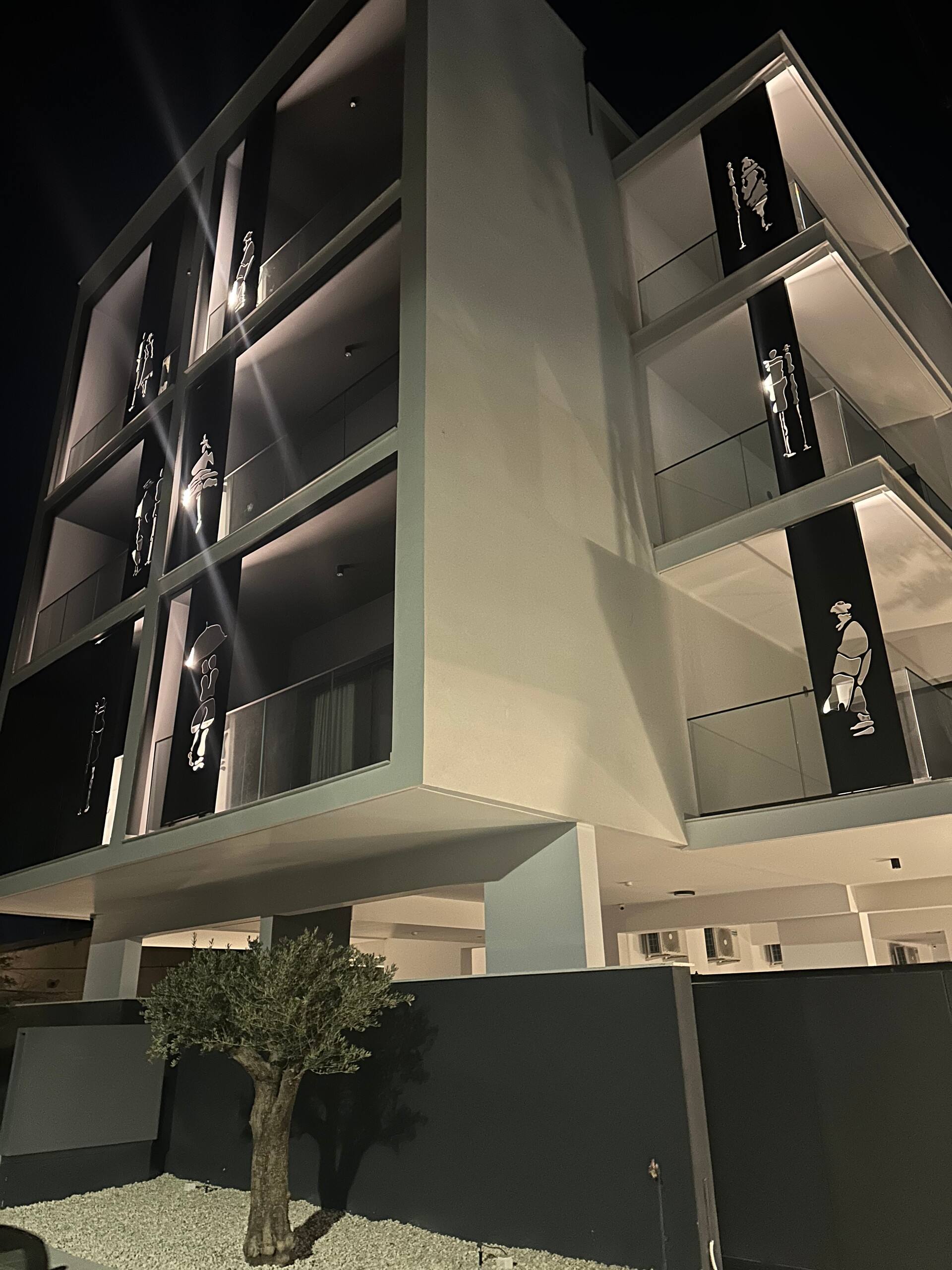 Nesseus Lux Suites - Near Unic & EUC