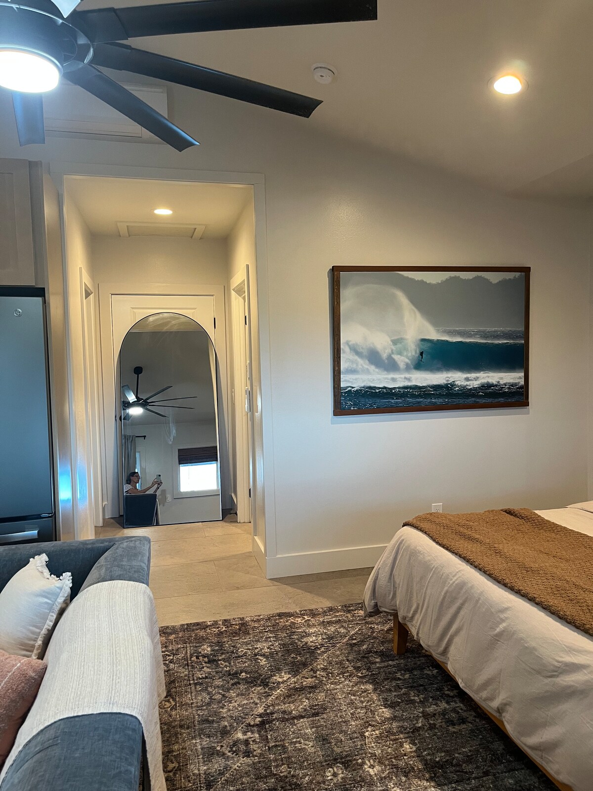 Prostrana kupaonica s lijeve strane zrcala
Ugradbeni ormar desno od zrcala