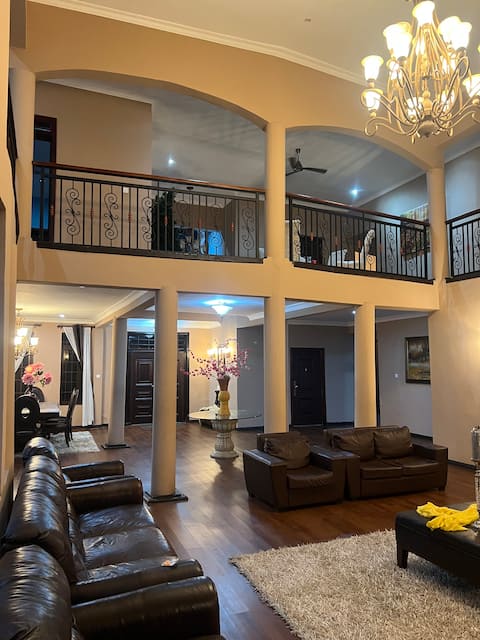 Royal Manor Gh - The Edward Package