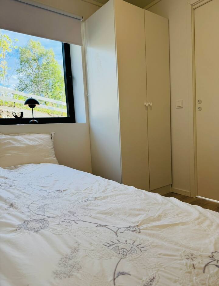 卧室配有120厘米的床和衣柜