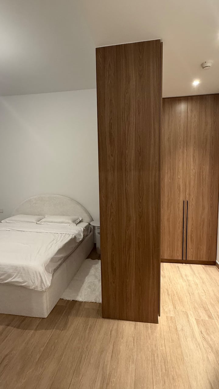 卧室通往可俯瞰泳池的私人阳台，您可以在那里享用晨间咖啡。 房源内配备了现代化的舒适设施，包括优化空气质量的加湿器和独立卫生间。 
