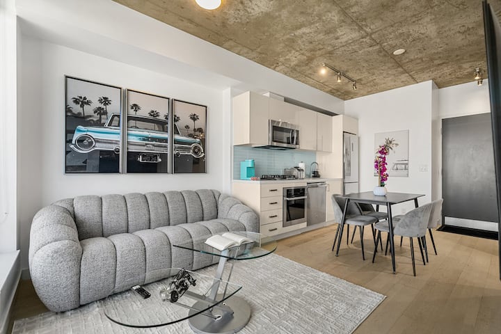 Tribeca St. Suite • Stunning Dt Views • Beltline - Calgary