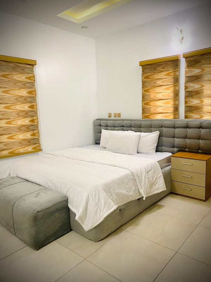 საკუთარი სააბაზანოს, ელეგანტური დეკორის, კონდიციონერის, გარდერობისა და კომფორტული თეთრეულის მქონე ნომერი 