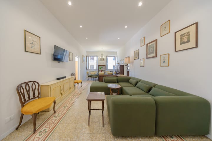 Amplio salón con cómoda zona de comedor, TV Full HD, wifi.