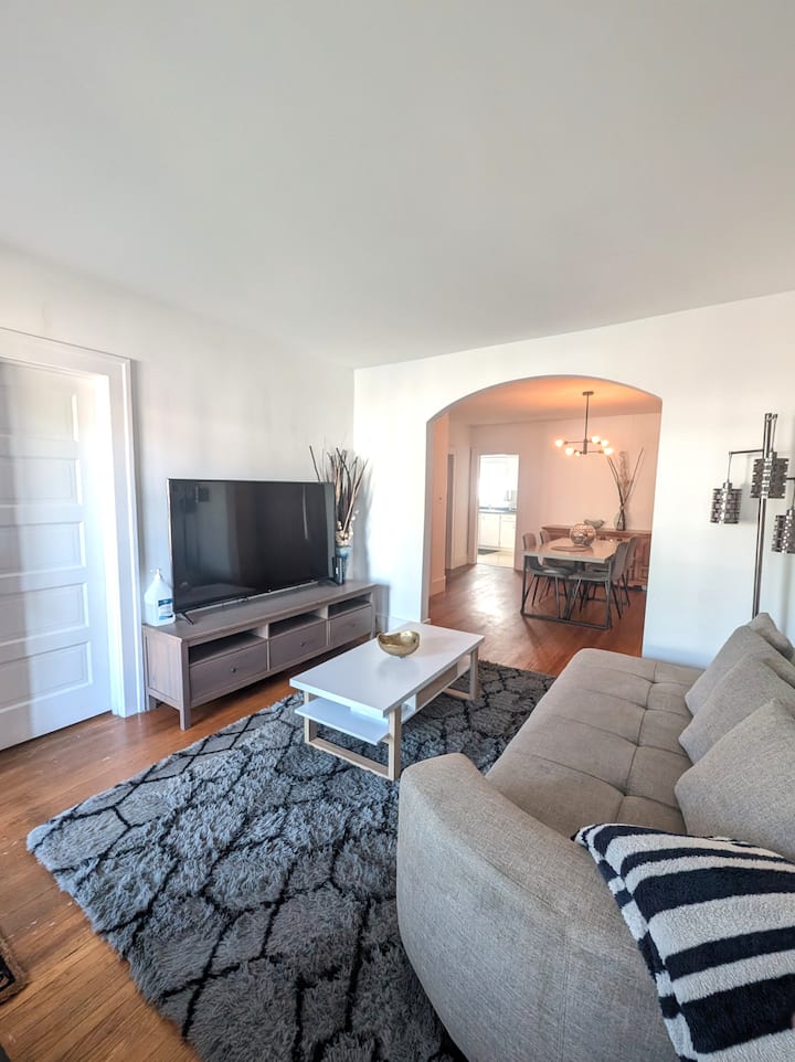 Bright 2 Bdrm | Near Casino, Border & Uwindsor - Windsor