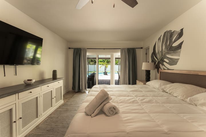 Dhomë e bollshme king me qasje të drejtpërdrejtë në oborr dhe një televizor inteligjent për t 'u çlodhur.