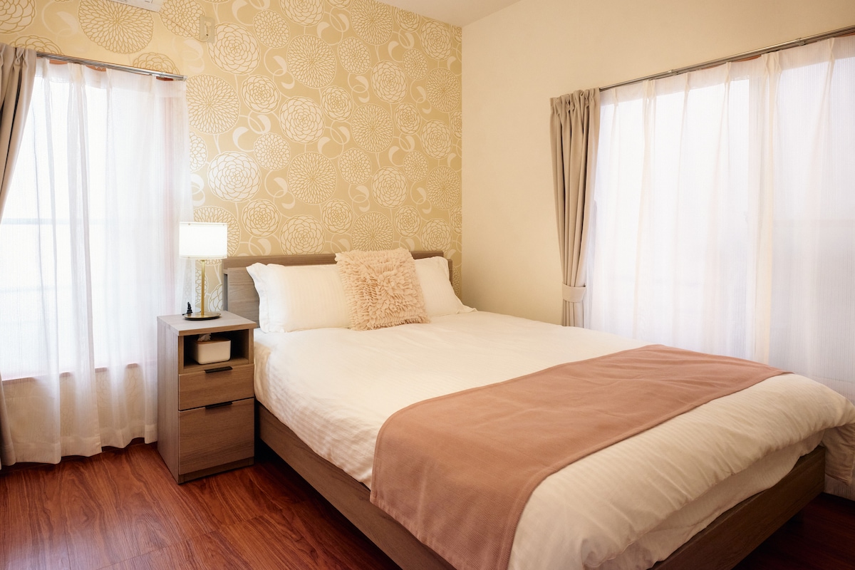 ☀️ غرفة نوم مشرقة ومريحة
تخلق الإضاءة الناعمة والألوان الدافئة جوًا مريحًا لنوم هادئ. مثالي للعائلات أو الضيوف الذين يقيمون لفترة طويلة ويسعون إلى الراحة والهدوء بعد استكشاف طوكيو.