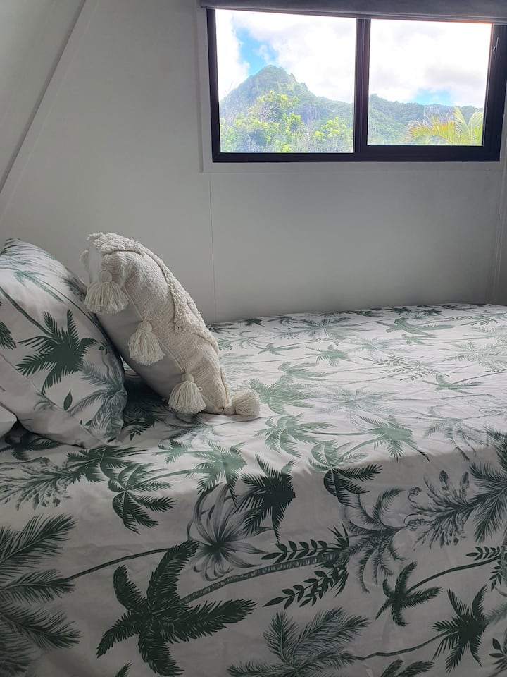 1 cama king individual en la planta superior, mesita de noche y sillón. Aire acondicionado, ventilador de pared. Acogedor y pequeño, sin clóset. Junto al baño independiente, compartido con el dormitorio 1.