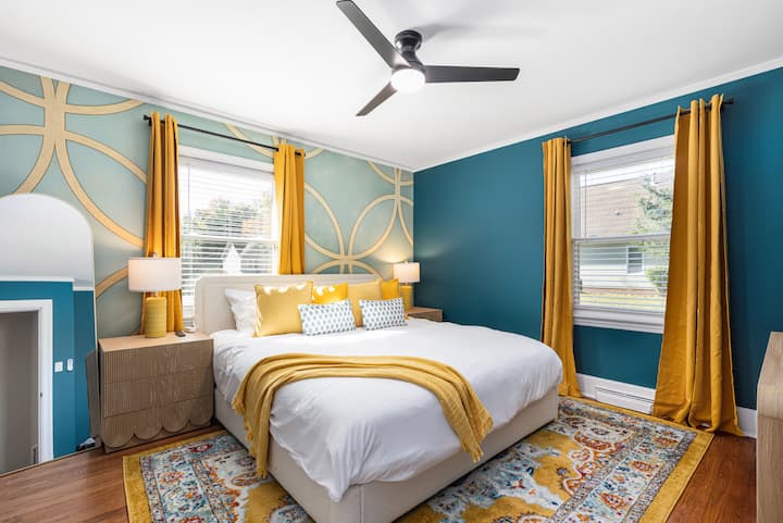 Hibridni madraci na svim našim krevetima osiguravaju udoban san, uz pravu kombinaciju potpore i mekog gornjeg dijela. Stanice za punjenje na oba noćna ormarića.  Zavjese i zavjese koje zamračuju prostoriju za privatnost.