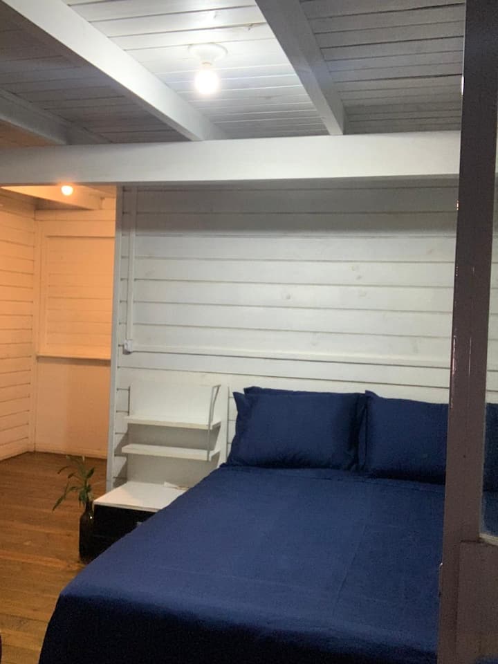 ห้องพักที่ใหญ่ที่สุดในบ้าน มีเตียงคู่ + เตียงโซฟาและที่นอนเสริมที่รองรับได้อีก 2 คน
การเข้าถึงระเบียง