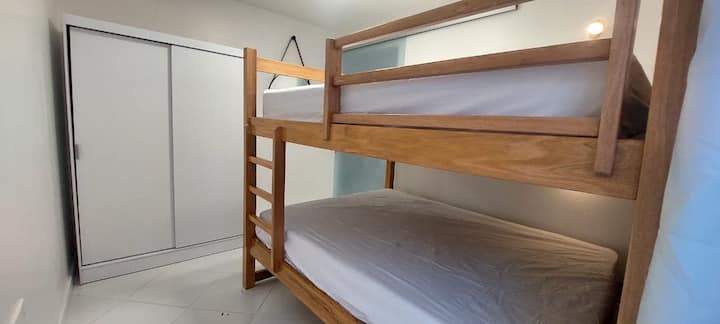 Spavaća soba na katu s 2 kreveta na kat 
Praonica rublja, klima-uređaj i balkon 