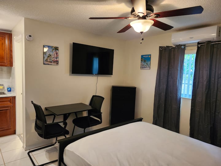 Manželská posteľ veľkosti Queen. Televízor Hisense s uhlopriečkou 50". Skladací jedálenský stôl, ktorý slúži aj ako pracovná plocha.