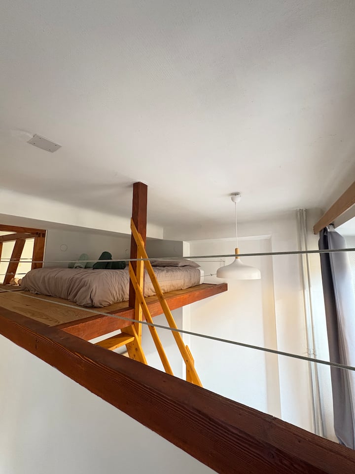 Кревет на мезанин со удобен брачен кревет. Има електричен штекер на ѕидот во близина на перничињата.  
