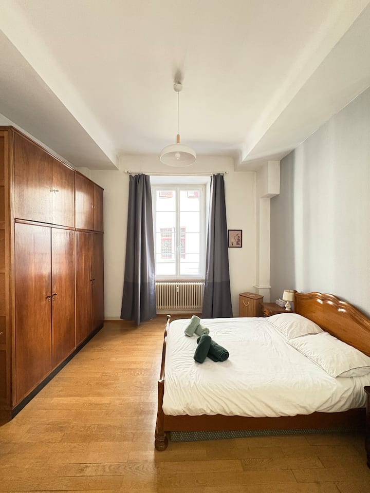 Пространа спална соба со брачен кревет и шкаф за складирање.