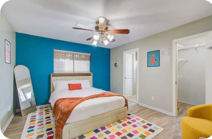 انغمس في الراحة والأناقة في غرفة نومنا الهادئة، التي تحتوي على سرير كبير فاخر، ومروحة سقف لطيفة للنوم المريح، ومرآة دائمة لروتينك الصباحي.