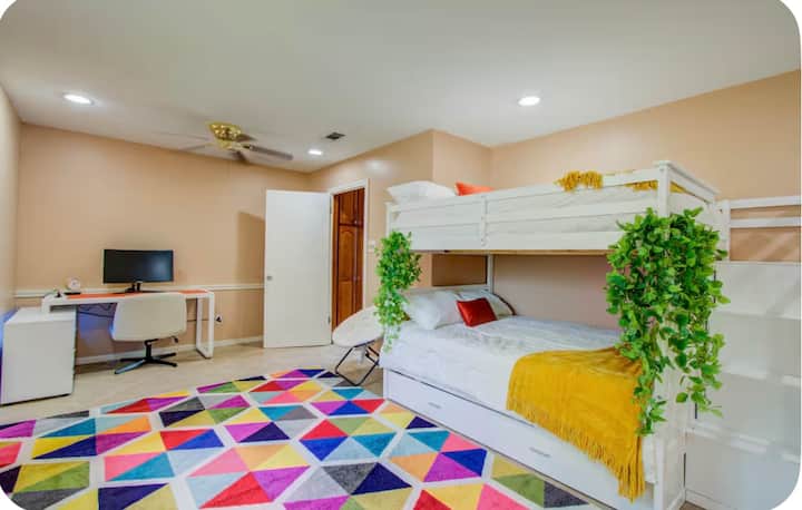 سرير بطابقين كامل الحجم مع مساحة تخزين مدمجة. اسحب المرتبة للحصول على أماكن إضافية للنوم. تتوفر مرتبة هوائية وبياضات إضافية.