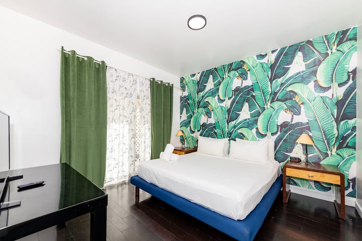 Large 1 Bedroom With Terrace South Of Fifth - Miami Beach, FL