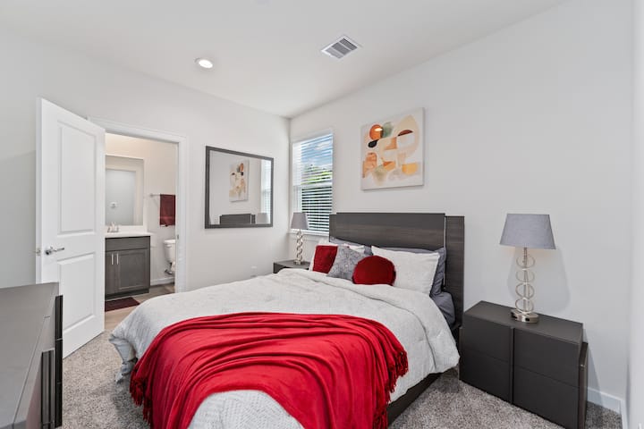 舒适的1.8米宽双人床。