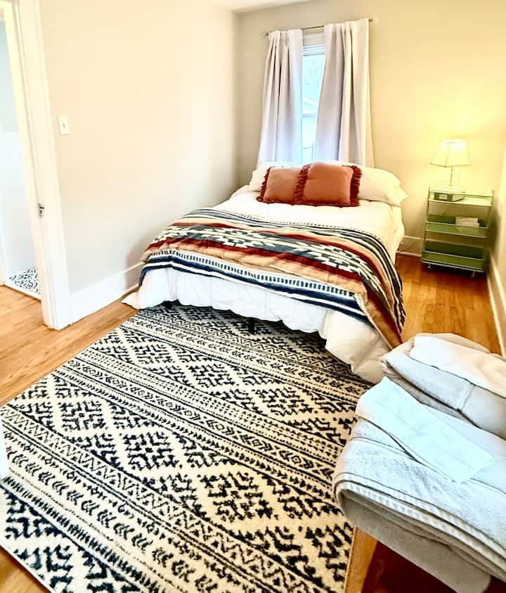 ห้องนอนชั้นหลักมีเตียงเมมโมรี่โฟมขนาดเต็มพร้อมที่นอนอุ่น ม้านั่งสำหรับเก็บกระเป๋าเดินทาง และตู้เสื้อผ้าพร้อมไม้แขวนเสื้อผ้า หน้าต่างทั้ง 2 บานมีม่านทึบแสง วิวจากโต๊ะเปลี่ยนผ้า 