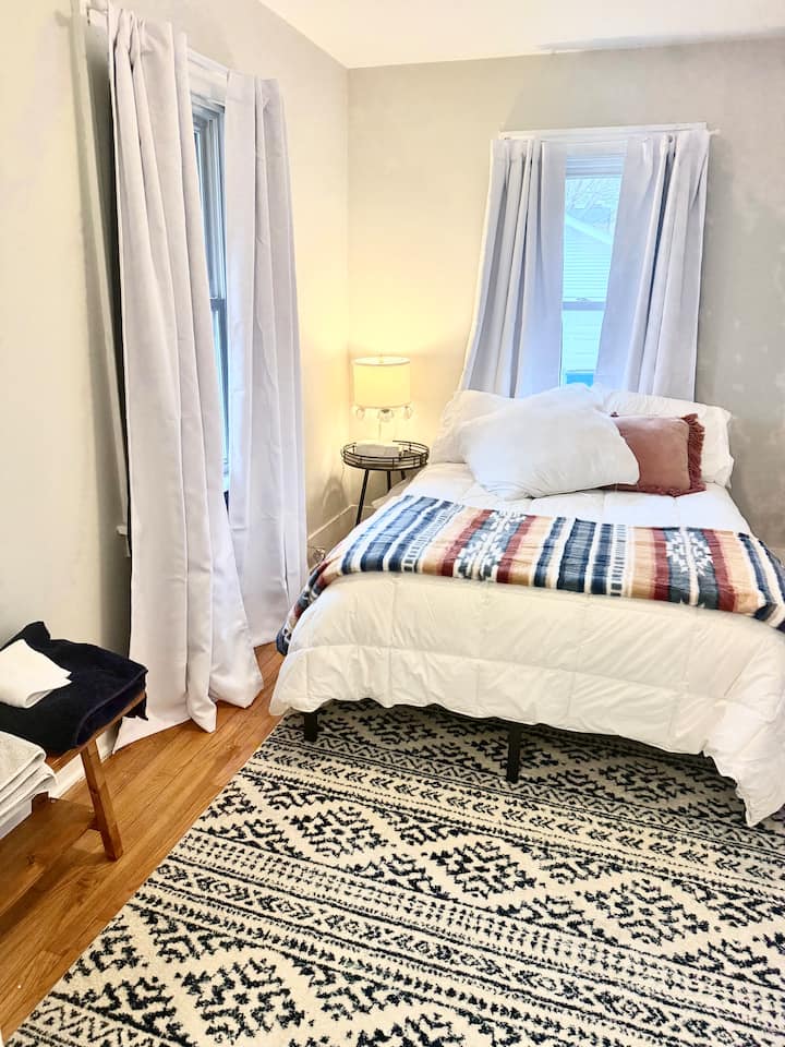 ห้องนอนชั้นหลักมีเตียงเมมโมรี่โฟมขนาดเต็มพร้อมที่นอนอุ่น ม้านั่งสำหรับเก็บกระเป๋าเดินทาง และตู้เสื้อผ้าพร้อมไม้แขวนเสื้อผ้า หน้าต่างทั้ง 2 บานมีม่านทึบแสง 