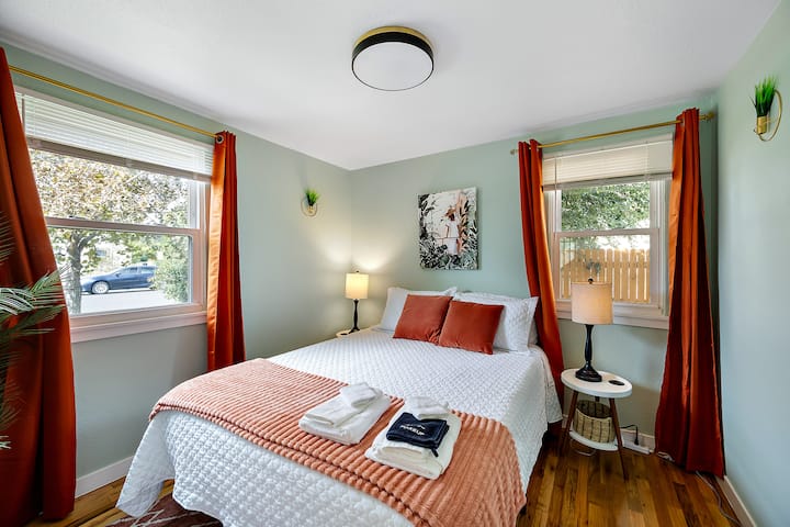 ที่นอนขนสัตว์ออร์แกนิกขนาดควีนไซส์พรีเมี่ยมแผ่นรองกันเปื้อนที่นอนไม้ไผ่และผ้าปูที่นอนนุ่มๆ การตกแต่งด้วยดินเผาและฝ่ามือ พอร์ต USB ในโต๊ะข้างเตียงทั้งสองข้าง ม่านสีเข้มในห้องและมู่ลี่ไร้เชือก มีผ้าเช็ดตัวสะอาดให้ผู้เข้าพักแต่ละรายหมอนนอนสบายๆ