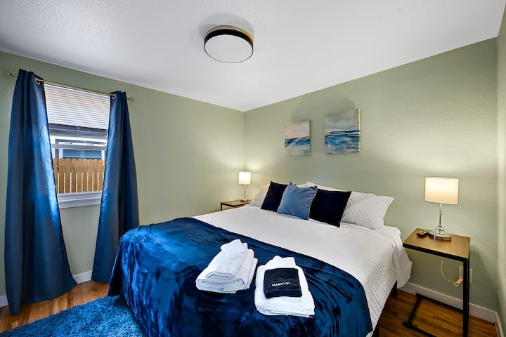 เพลิดเพลินไปกับห้องนอนหลักธีมทะเลอันเงียบสงบพร้อมเตียงขนาดคิงไซส์ที่มีผ้าปูที่นอนนุ่มๆและหมอนนุ่มสบาย ห้องพักยังมีสมาร์ททีวีนาฬิกาปลุก/วิทยุพร้อมแท่นชาร์จม่านทำให้ห้องมืดมู่ลี่ไร้สายผ้าห่มสำรองพัดลมและตู้เสื้อผ้า