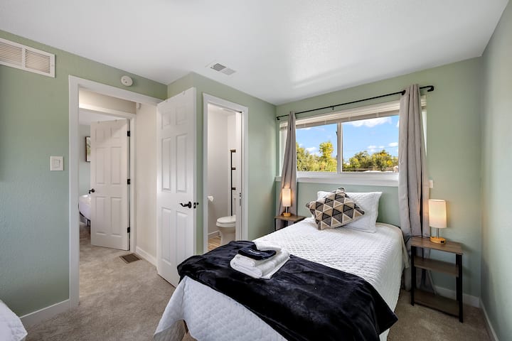 ห้องนอนชั้นบนมีเตียงคู่และเต็มรูปแบบพร้อมห้องน้ำแบบแจ็คแอนด์จิลม่านทำให้ห้องมืดมู่ลี่ไร้สายโคมไฟระบบสัมผัสพร้อมการตั้งค่าความสว่าง 3 ช่องและพอร์ตชาร์จ USB กระจกบานใหญ่ผ้าห่มเสริมพัดลมไม้แขวนเสื้อและชั้นวางกระเป๋าเดินทาง