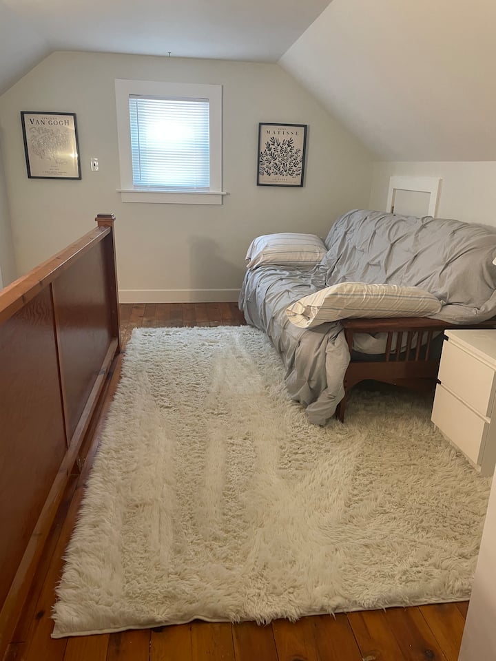 Прекрасните уметнички дела и супер удобниот килим ви помагаат да се чувствувате топло и пријатно додека се сместувате да читате или да спиете!