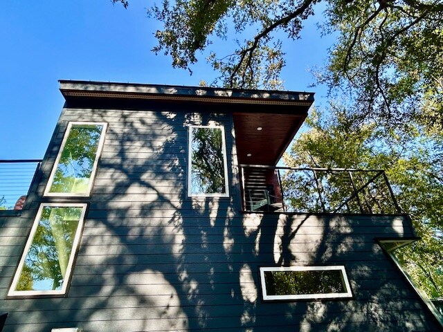Hideaway East | Luxe Retreat By Train + Downtown