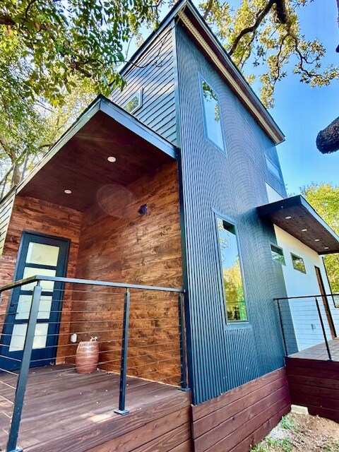 Hideaway East | Luxe Retreat By Train + Downtown