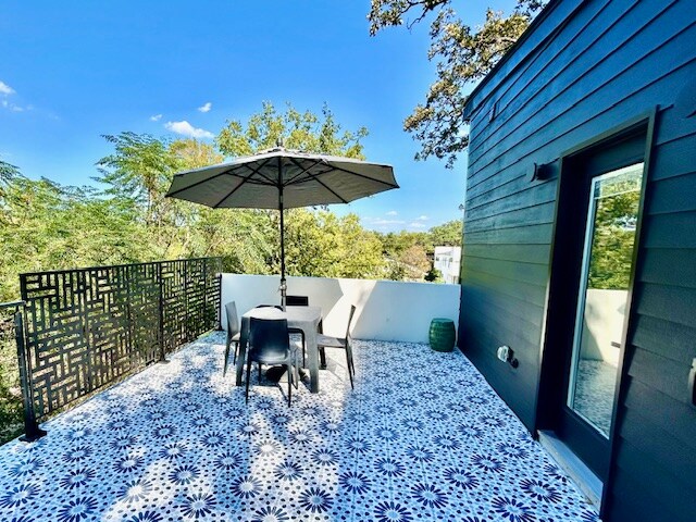 Hideaway East | Luxe Retreat By Train + Downtown
