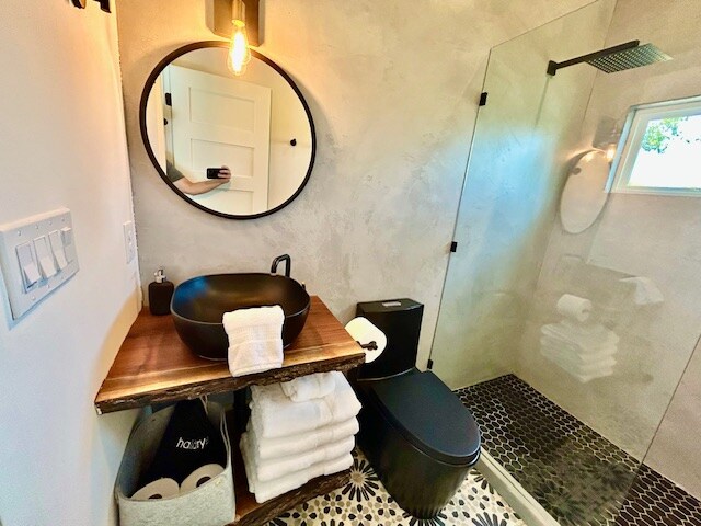 Hideaway East | Luxe Retreat By Train + Downtown