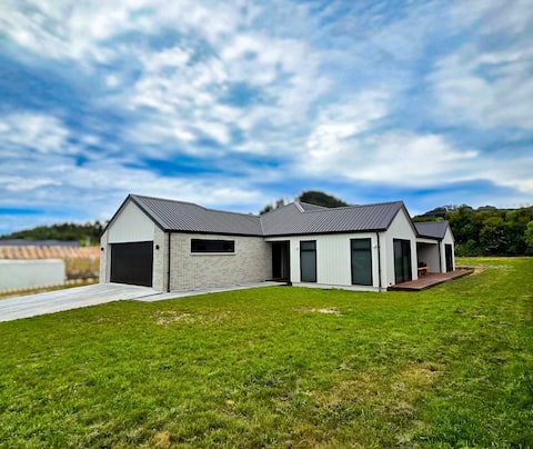 Modern Coastal Escape at Cooks Beach