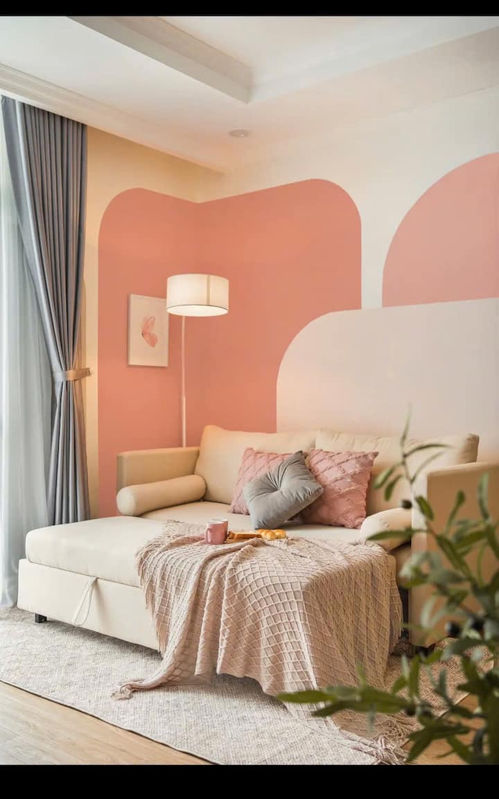 חלל הפנים מעוצב בעדינות עם ספה אלגנטית בצבע קרם, בשילוב עם שמיכות וכריות נוי בצבעי כתום ארצי – הצבעים יוצרים חמימות ובלטות. שולחן התה העגול בעבודת יד מנצרים יוצר גוונים טבעיים והרמוניים עבור החלל הכולל.