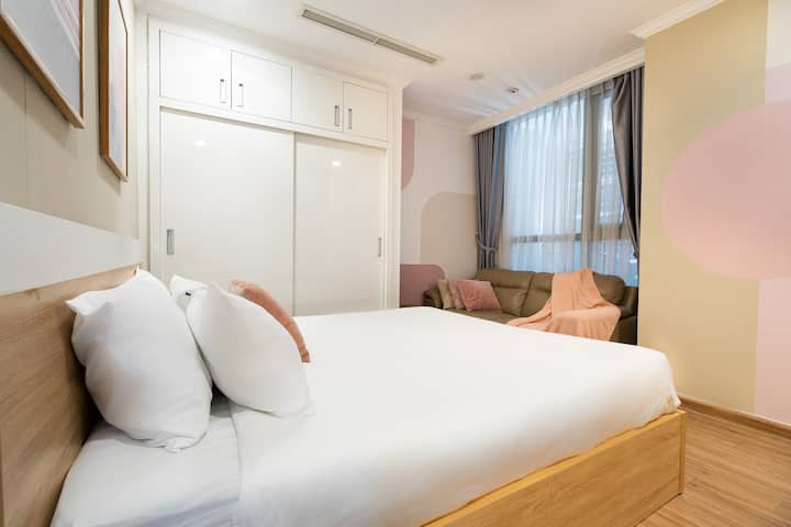 חדר שינה נעים ומרוהט במיטת קווין סייז. גווני קרם – עץ בהיר, עם שולחן משלה, ארון בגדים גדול ואור טבעי מהחלון. מתאימה למנוחה נוחה או לעבודה מהבית.