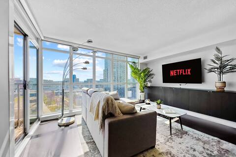 Successful Airbnb property: Luxury Lakeview | Downtown | Sleeps 6 | Parking in Downtown