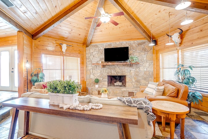 Charming 4 Bdrm Log Cabin With Hot Tub/gameroom - Granbury, TX