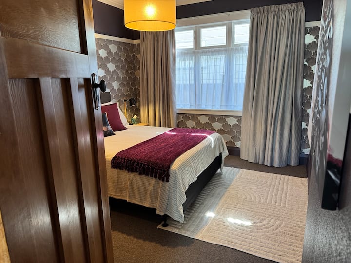 Поглед кон втората спална соба од вратата на која се гледа брачниот кревет (широк 150 – 179 см).