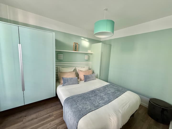 La habitación para adultos con su cama de 160 x 200 cm