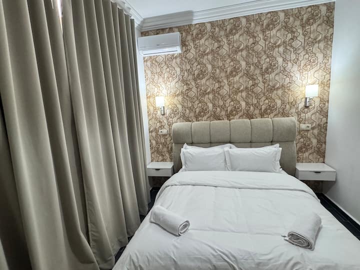 
Ruime en comfortabele kamer, uitgerust met een groot queensize bed, een kleedkamer, een praktische werkruimte en een tv voor uw momenten van ontspanning.