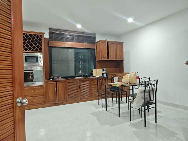 2 Bedroom House 300m  From The Beach - Pattaya