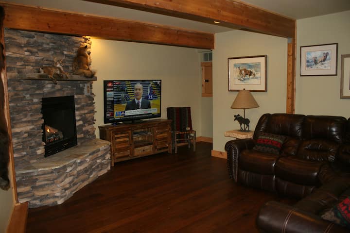 Walkout: West View/Fireplace/60" TV