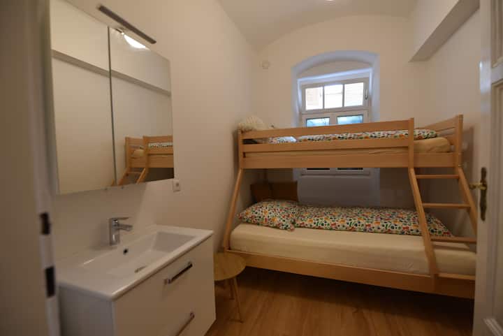 חדר שינה לנוער "בית עץ"* מיטת קומותיים: תחתונה 140x200 ס"מ, עליונה 90x200 ס"מ* ארון בגדים פתוח* כיור ומראה, מייבש שיער