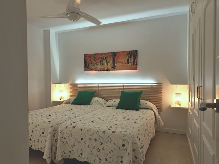 تحتوي غرفة النوم على سريرين بعرض 105 سم يمكن فصلهما، وخزانة ملابس كبيرة.
تحتوي على مروحة سقف وتكييف هواء.