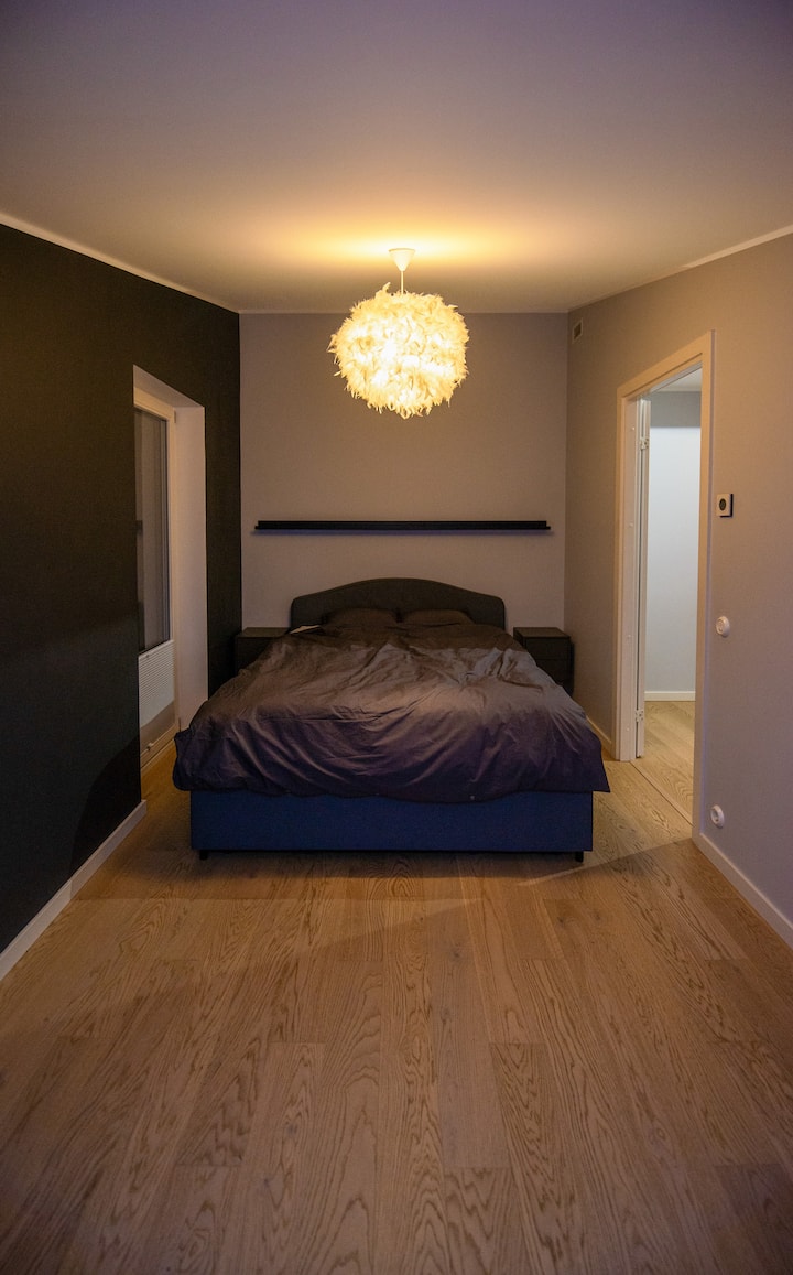 ห้องนอนกว้างขวางพร้อมเตียงควีนไซส์ที่สบายสำหรับการเข้าพักที่ผ่อนคลาย