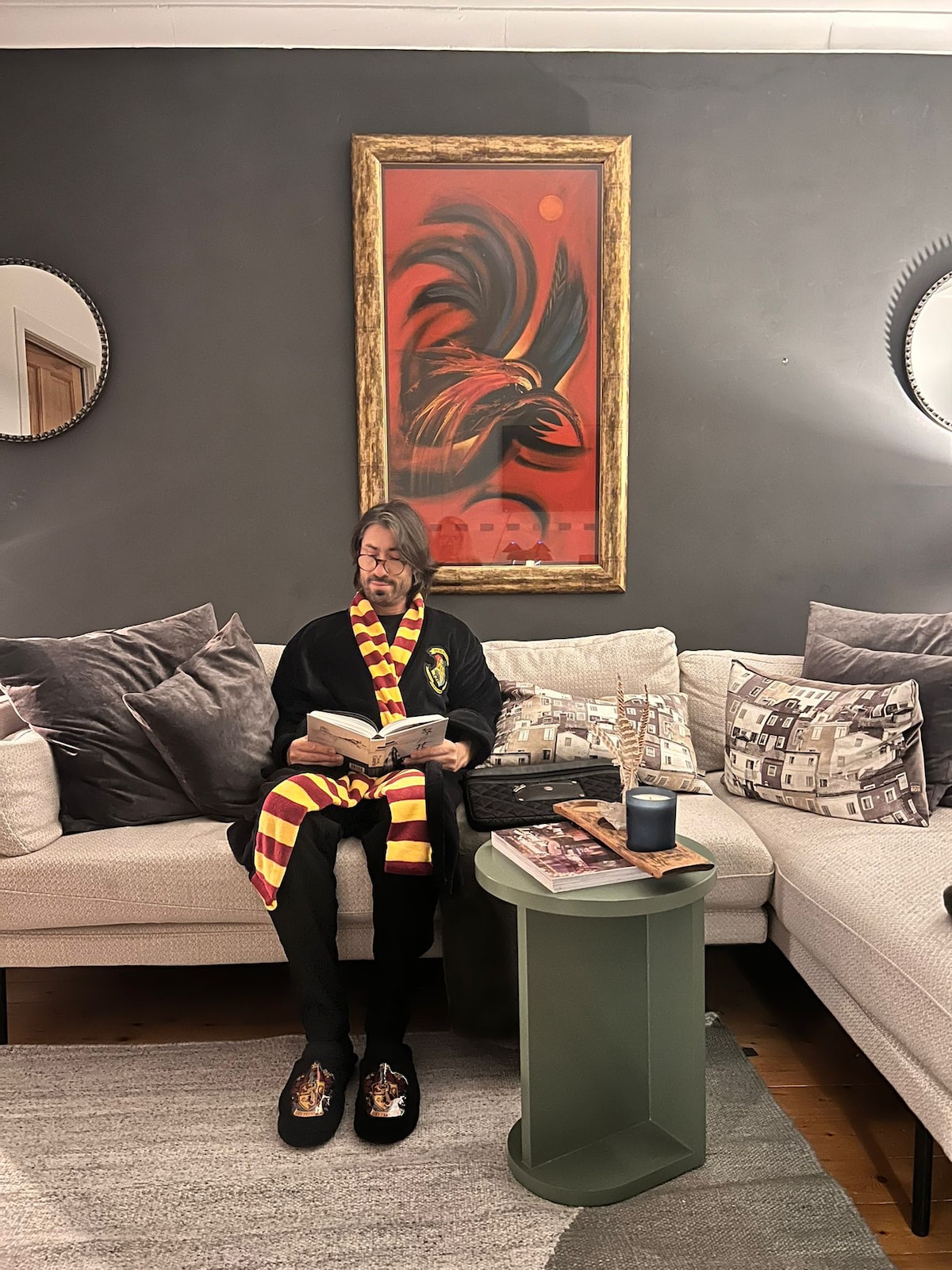 Harry Potter sa vždy zastaví, keď je v meste, a tento apartmán je pre neho ako „druhý domov“. 