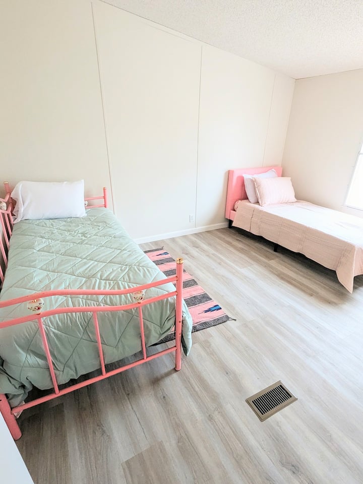 ¡Habitación perfecta para niños! Dos camas individuales, cerca del baño de invitados.