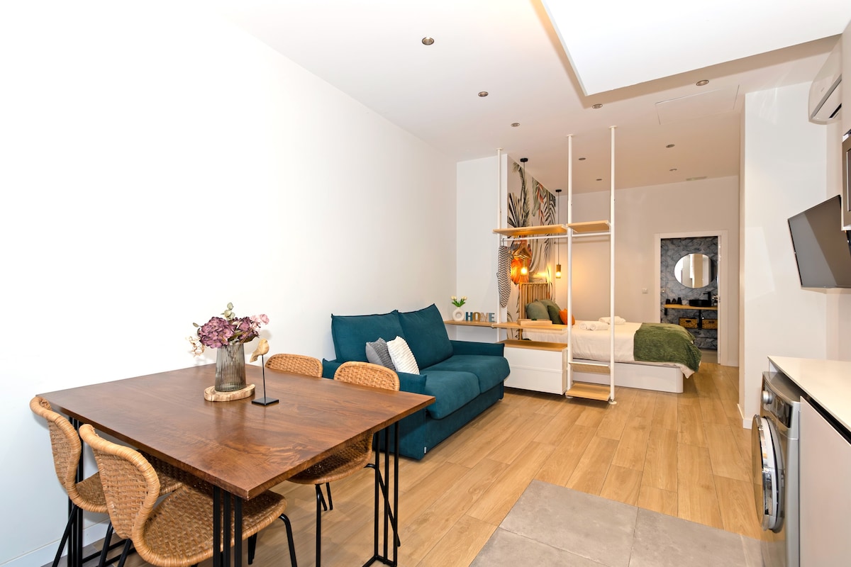 Top performing Airbnb: 2 Steps from the Park: Cozy Studio - Wi-Fi & A/C in L'olivereta