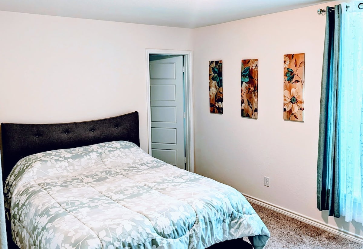 Მეორე საძინებელი დიდი საწოლითა და შესასვლელი კარადით.